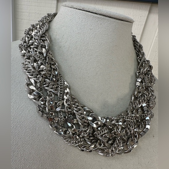 Gorgeous heavy Guess silvertone necklace - Picture 3 of 6